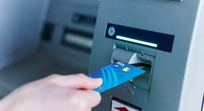 Khi nhận được thẻ tín dụng mới, bạn có thể ra trực tiếp cây ATM để tiến hành kích hoạt thẻ