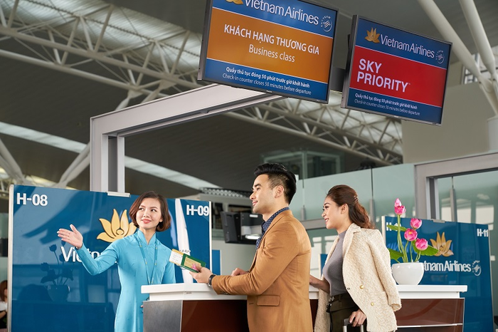 Khách hàng sở hữu thẻ thành viên Bông sen vàng VNA đủ điều kiện để mở thẻ tín dụng