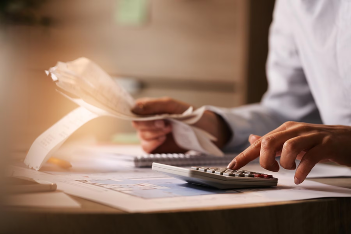 Bạn sẽ phải chịu phí phạt thanh toán chậm nếu không thanh toán dư nợ thẻ tín dụng đúng hạn